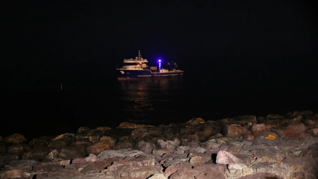 Rize'de kafes balık&ccedil;ılığında kullanılan balık&ccedil;ı motoru karaya oturdu