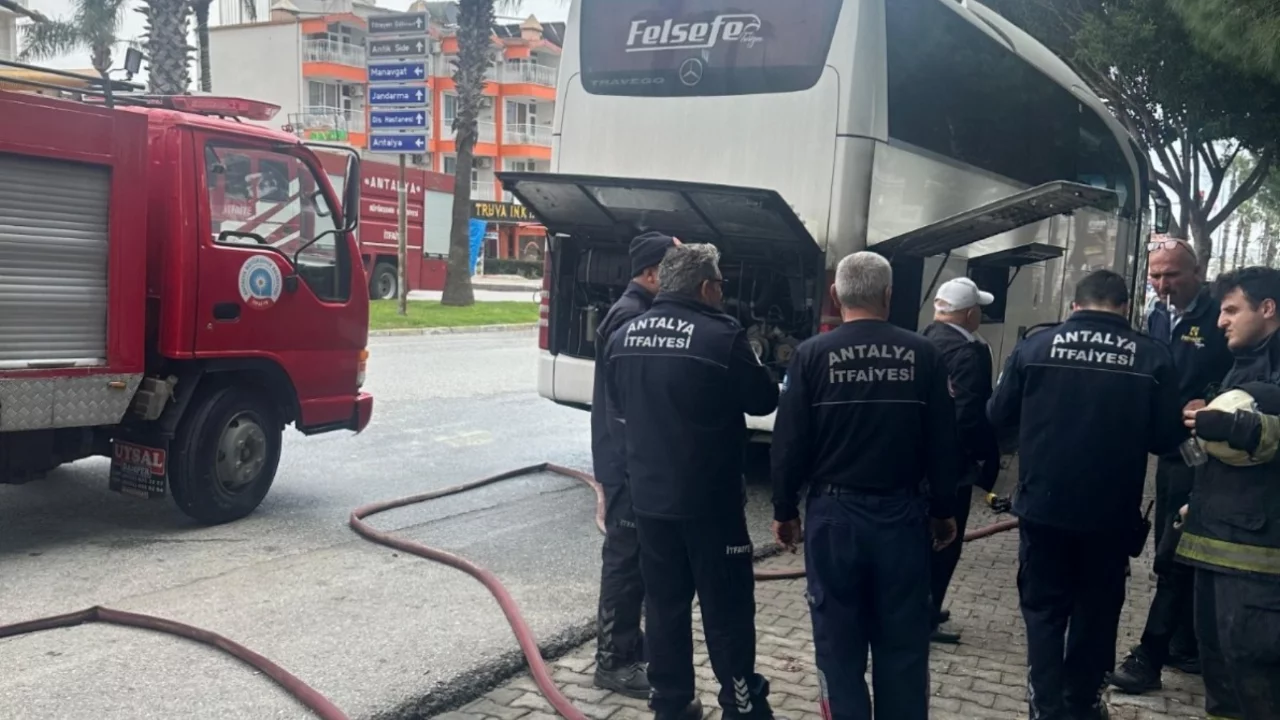 Park halindeki otob&uuml;s&uuml;n motor b&ouml;l&uuml;m&uuml;nde yangın &ccedil;ıktı