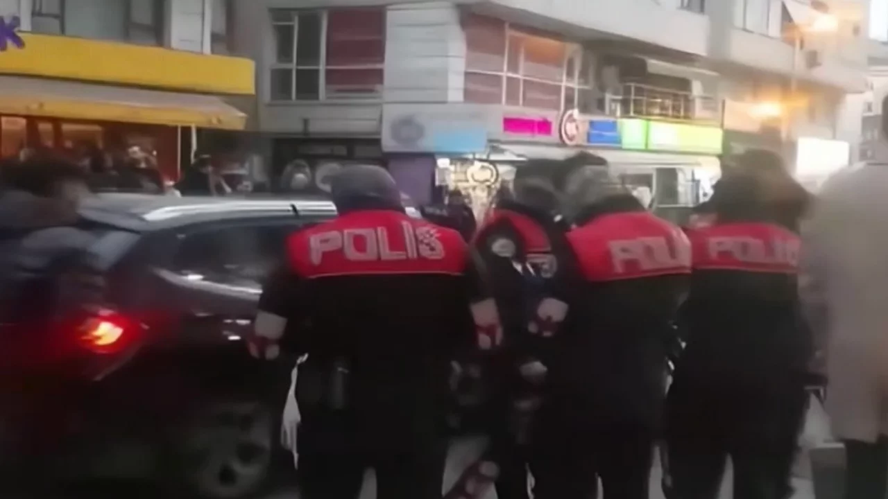D&ouml;nerciye silahlı saldırı: İş yeri basılınca kardeşine ateş a&ccedil;tırmış! O anlar kamerada...