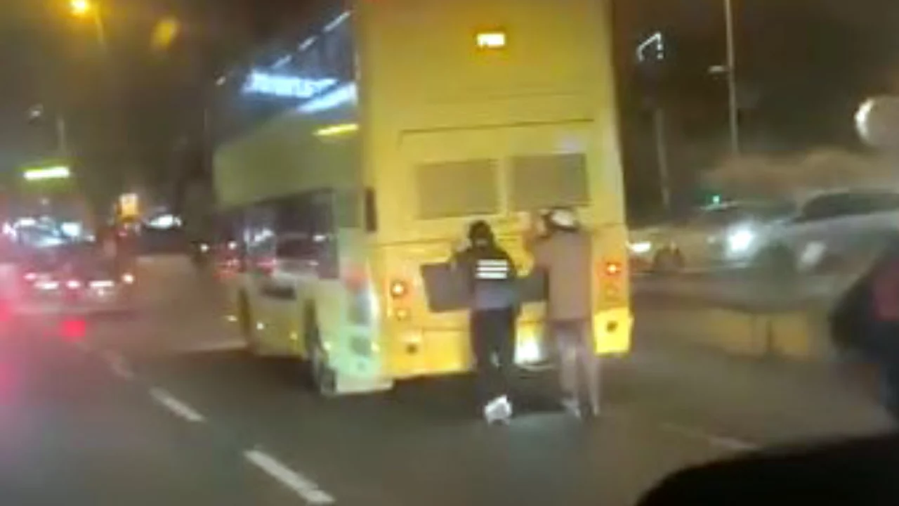 Canlarını hi&ccedil;e saydılar! Patenle tehlikeli yolculuk kamerada...