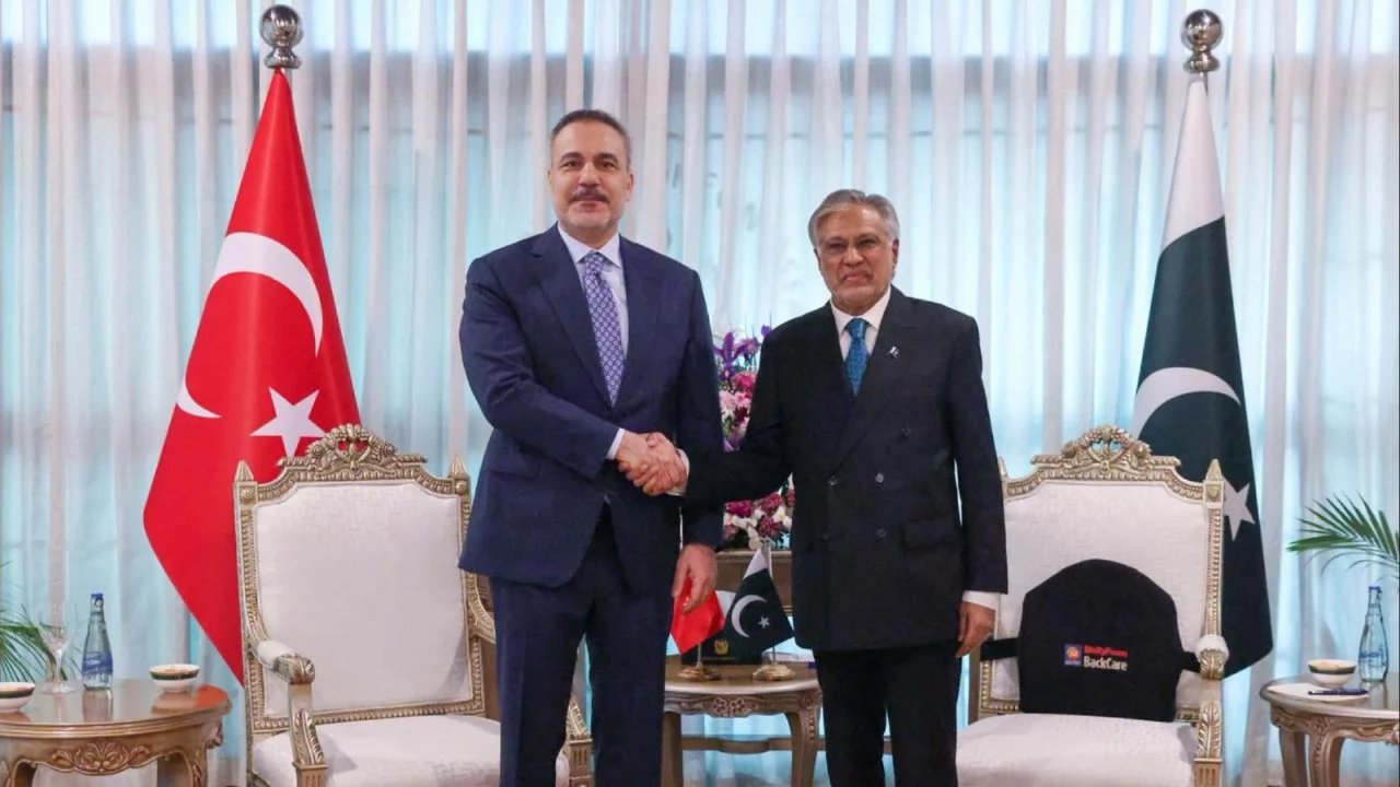 Bakan Fidan, Pakistanlı mevkidaşı Dar ile bir araya geldi