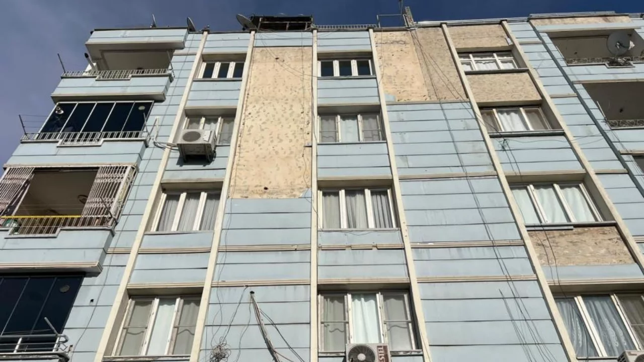 Binadan d&ouml;k&uuml;len beton par&ccedil;aları hastanelik etti