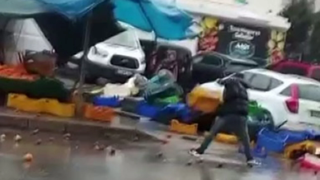 Sinir krizi ge&ccedil;iren manav ortalığı birbirine kattı