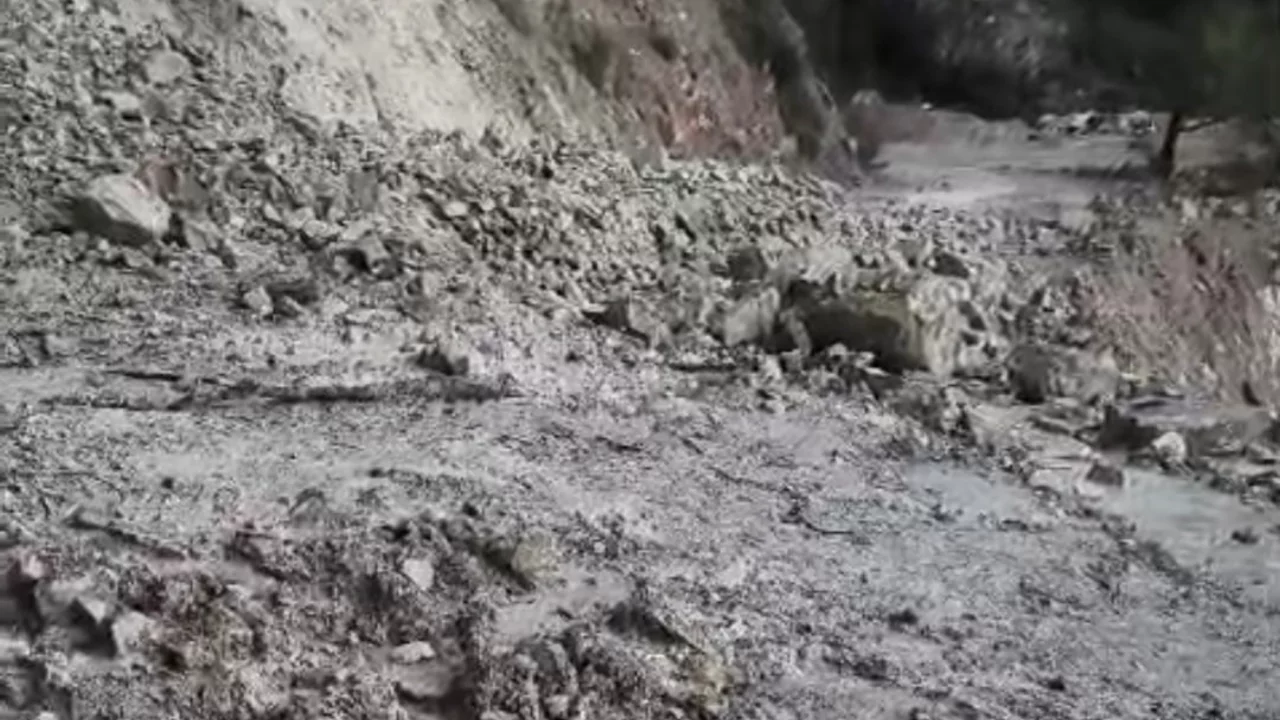 Heyelan k&ouml;y yolunu ulaşıma kapattı