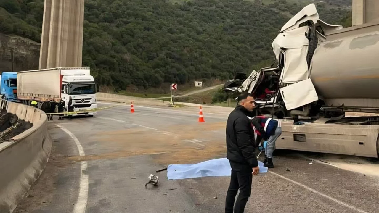 2 tır kafa kafaya &ccedil;arpıştı: 1 &ouml;l&uuml;
