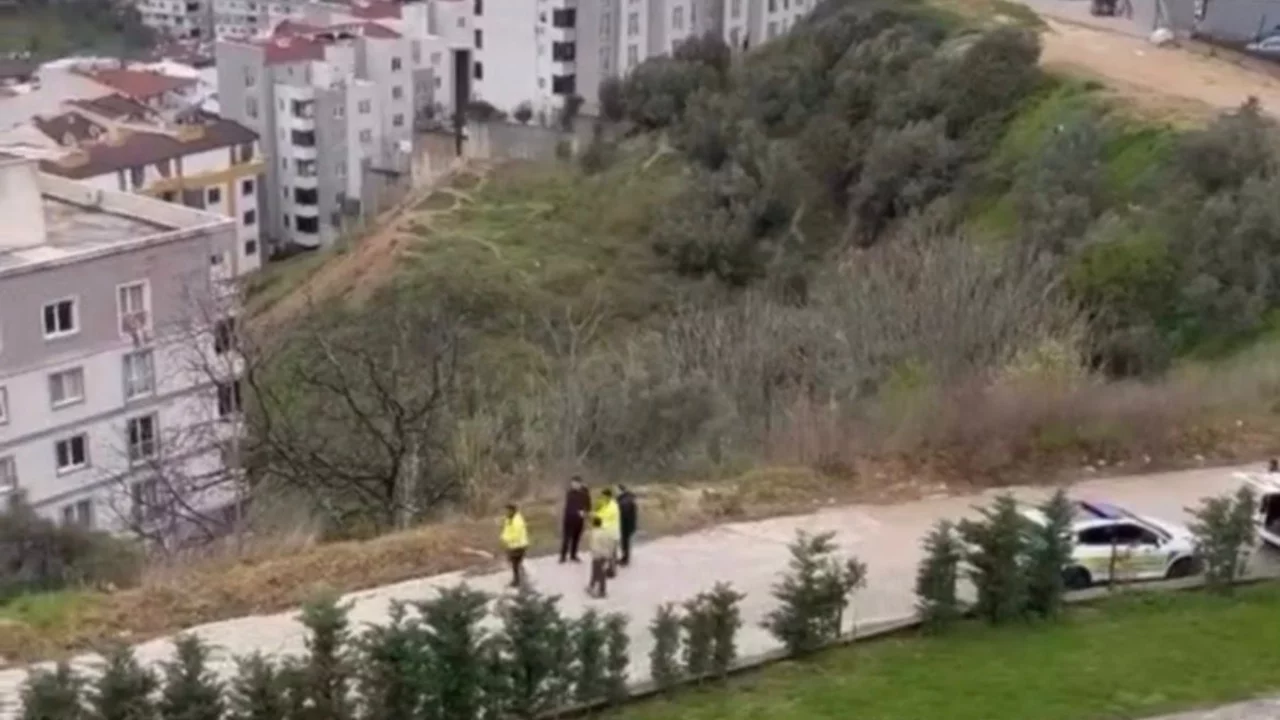 Bursa'da evlere çok yakın noktada toprak kayması! Yol trafiğe kapatıldı