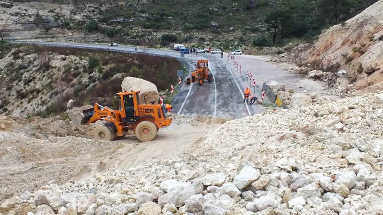 Mersin'de heyelan: Bazı evler zarar g&ouml;rd&uuml;, b&ouml;lgeye giriş kapatıldı
