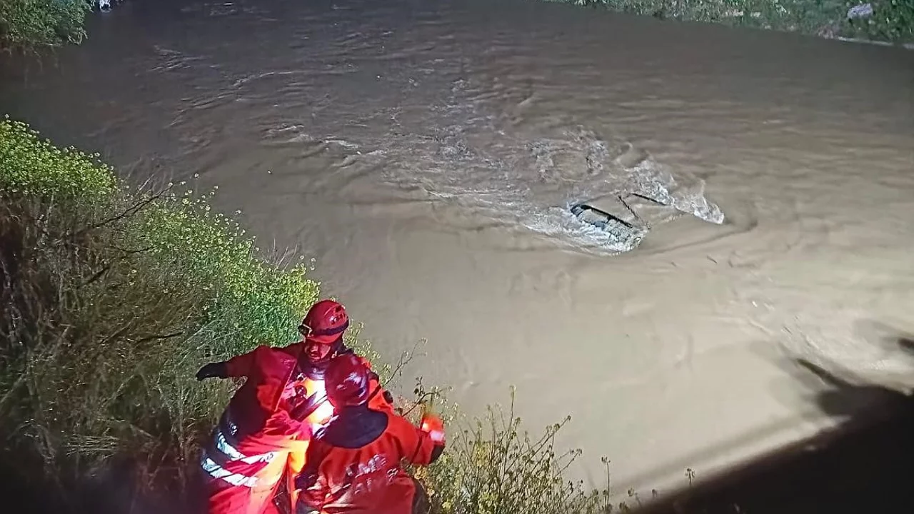 Otomobil dereye u&ccedil;tu, itfaiye seferber oldu!