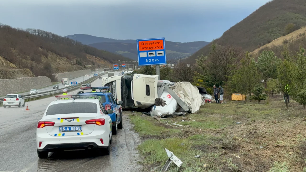 Almanya'dan T&uuml;rkmenistan'a giden tır Samsun'da devrildi: 1 yaralı