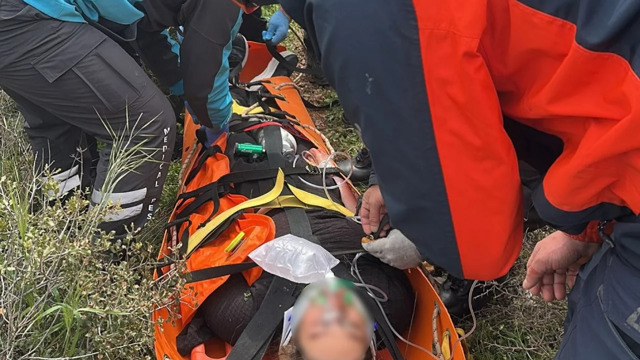 Dengesini kaybederek kayalıklardan d&uuml;şen kadını ekipler kurtardı