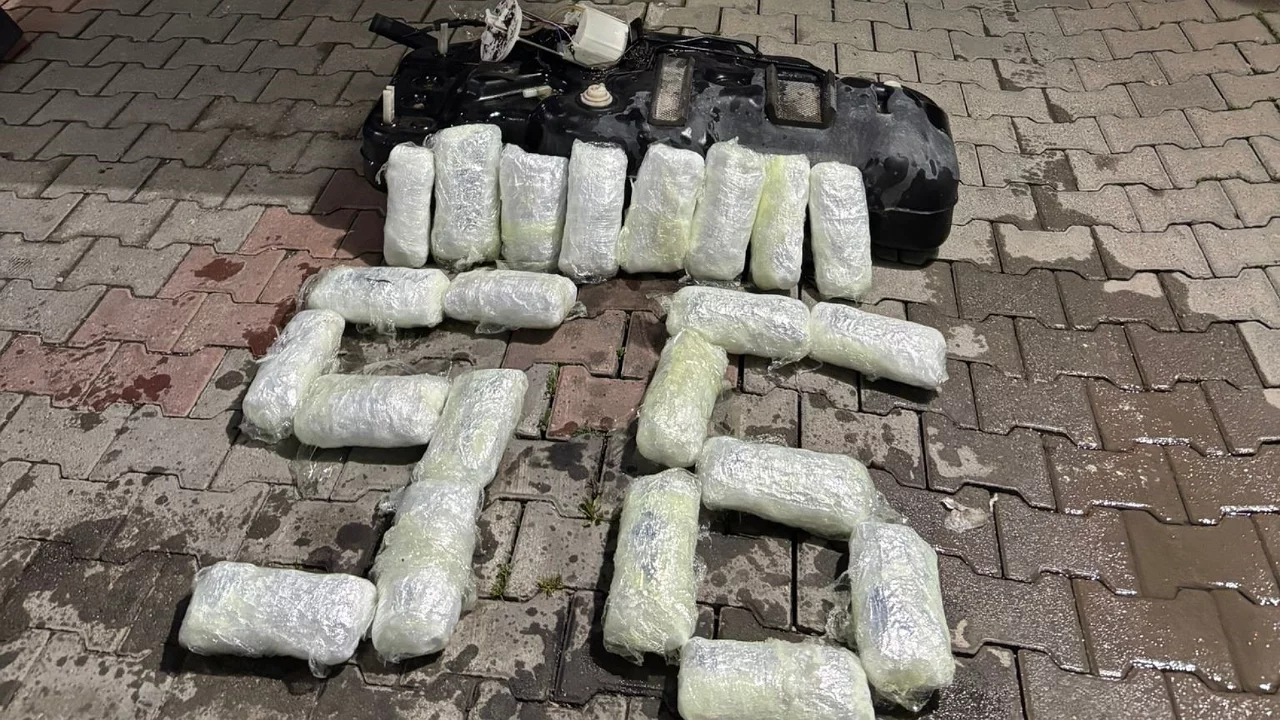 9 kilo 700 gram esrar ele ge&ccedil;irildi