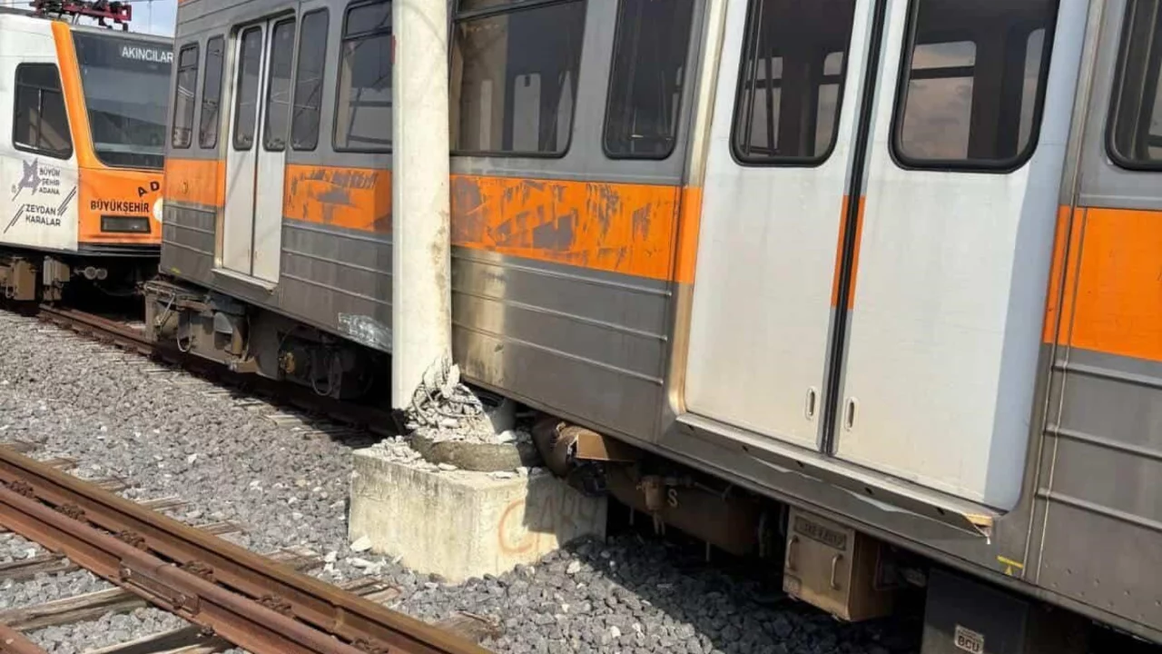 Adana'da raydan çıkan metro vagonu direğe çarptı