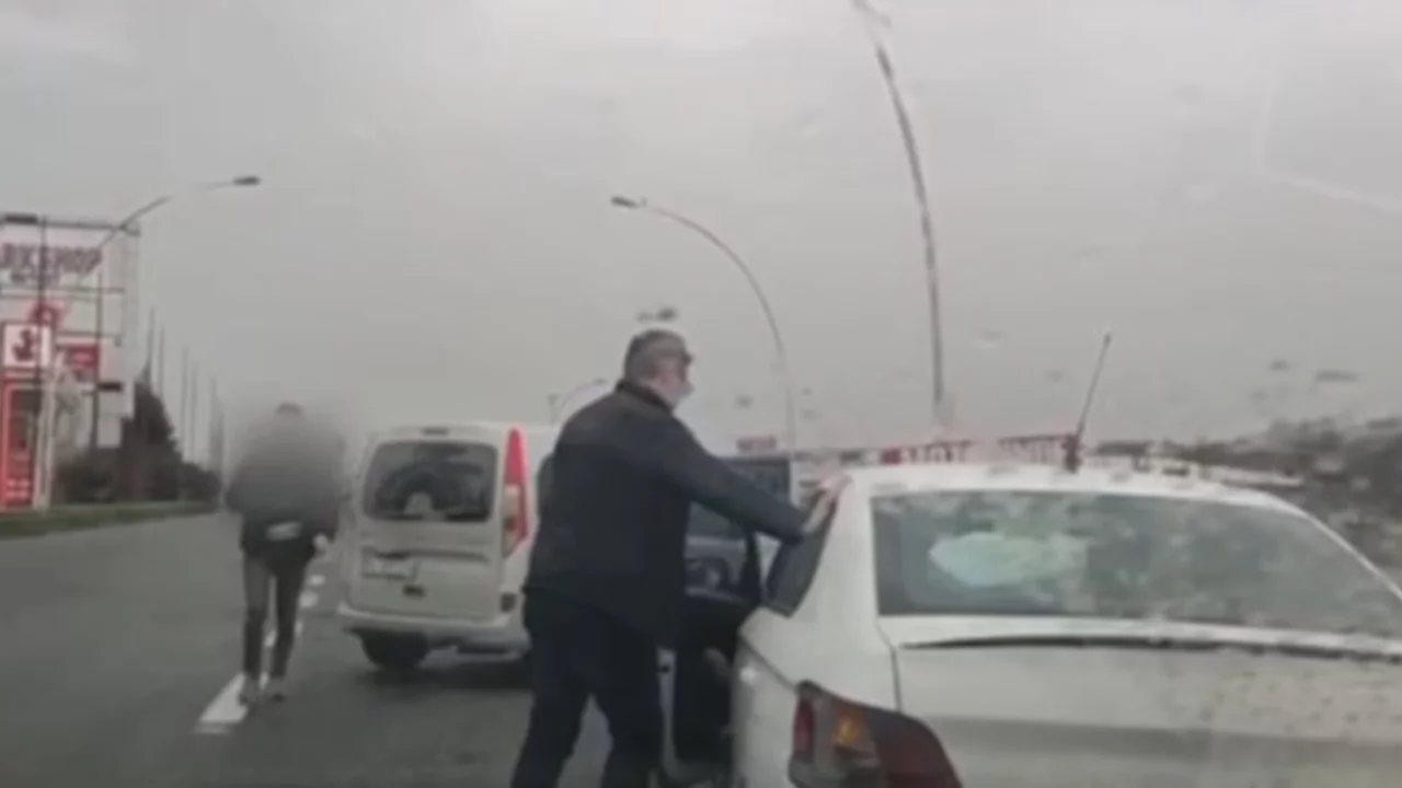 Durdurulan ş&uuml;pheli ara&ccedil;ta 5 ka&ccedil;ak g&ouml;&ccedil;men yakalandı