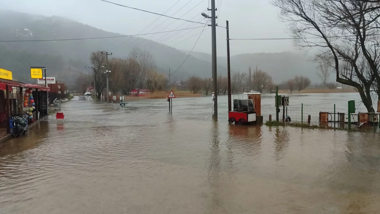 İzmir'de sağanak sonucu G&ouml;lc&uuml;k G&ouml;l&uuml; taştı