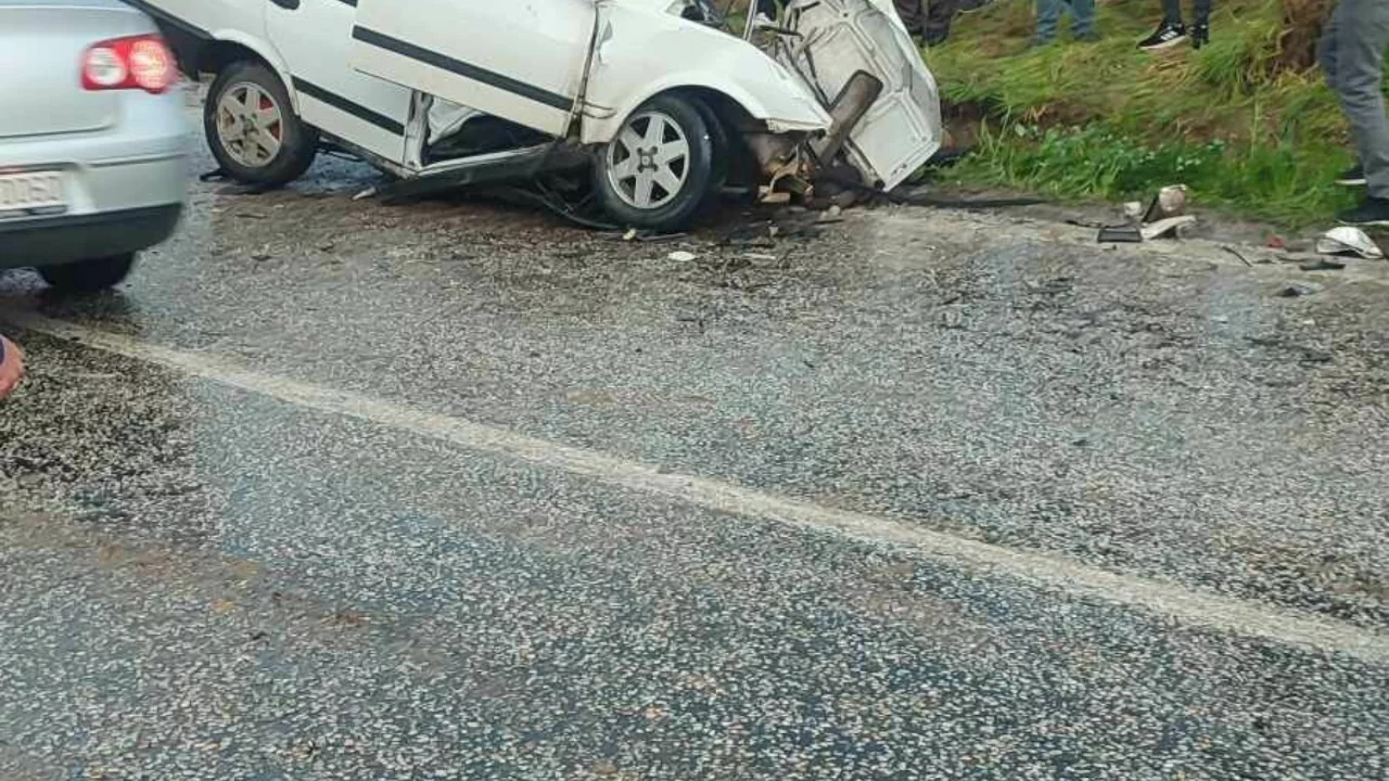 Manisa'da otomobil ile tır &ccedil;arpıştı: 3 yaralı
