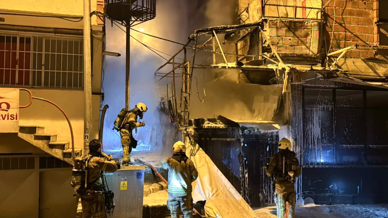 Bah&ccedil;elievler'de depoda &ccedil;ıkan yangın itfaiye ekiplerince s&ouml;nd&uuml;r&uuml;ld&uuml;
