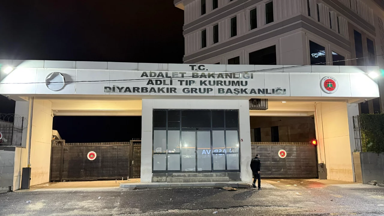 Eşini başka bir erkekle bastı, kurşun yağdırdı! &Ouml;l&uuml; ve yaralı var...