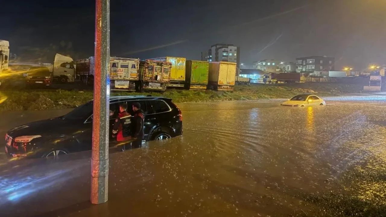 Şırnak sele teslim oldu! İnsanlar ara&ccedil;lar suda mahsur kaldı