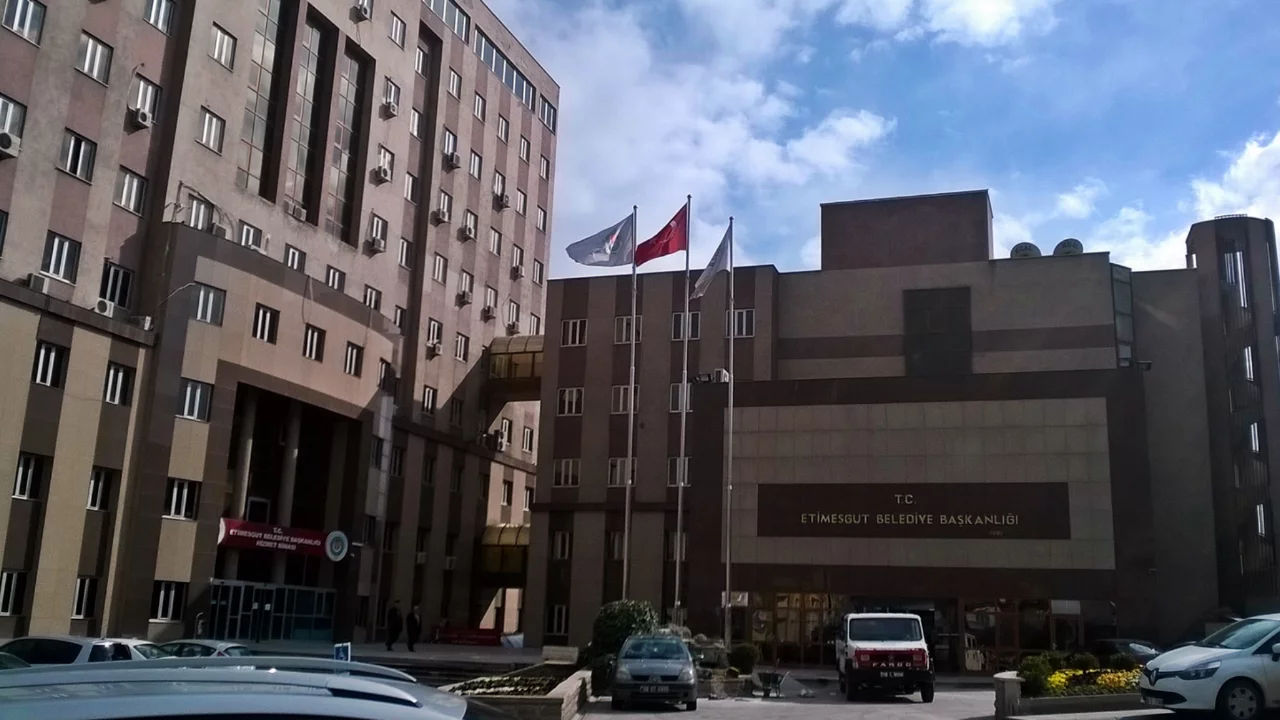 Etimesgut Belediyesi'ne operasyon: G&ouml;zaltılar var!