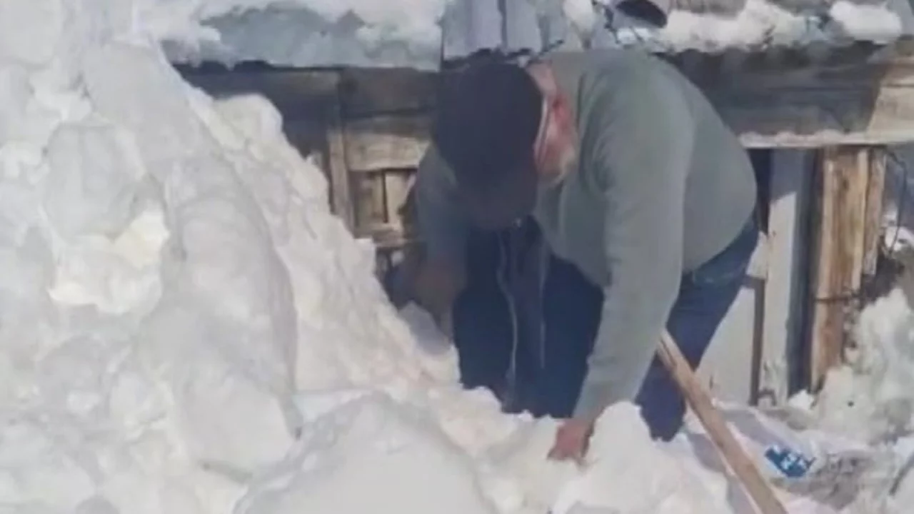 Erzincan'da bahar hazırlığı i&ccedil;in k&ouml;ylerine gittiler, metrelerce karla karşılaştılar