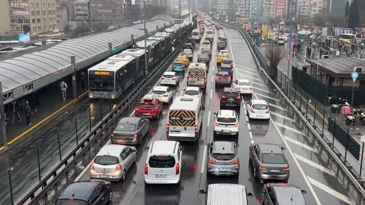 İstanbul'da yoğunluk y&uuml;zde 81'e &ccedil;ıktı: Yağmur trafiği vurdu