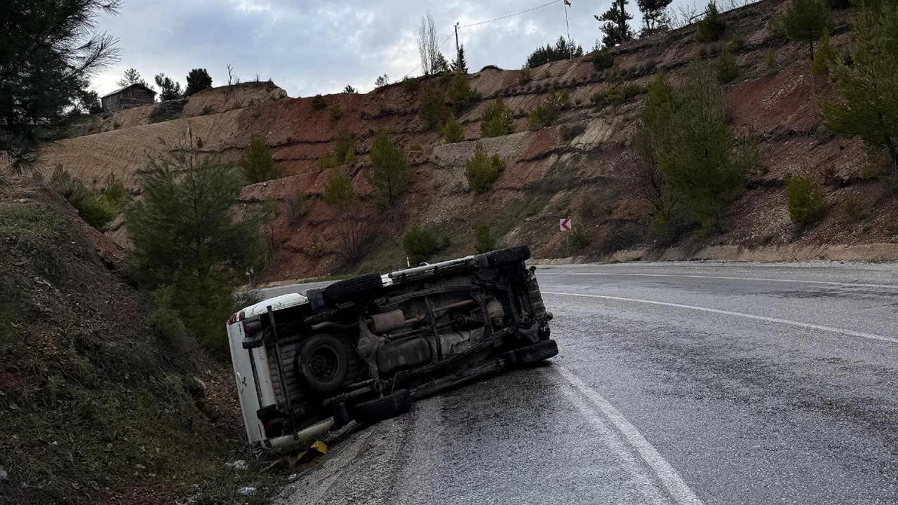 Yağmur sonrası kayganlaşan yolda pikap yan yattı
