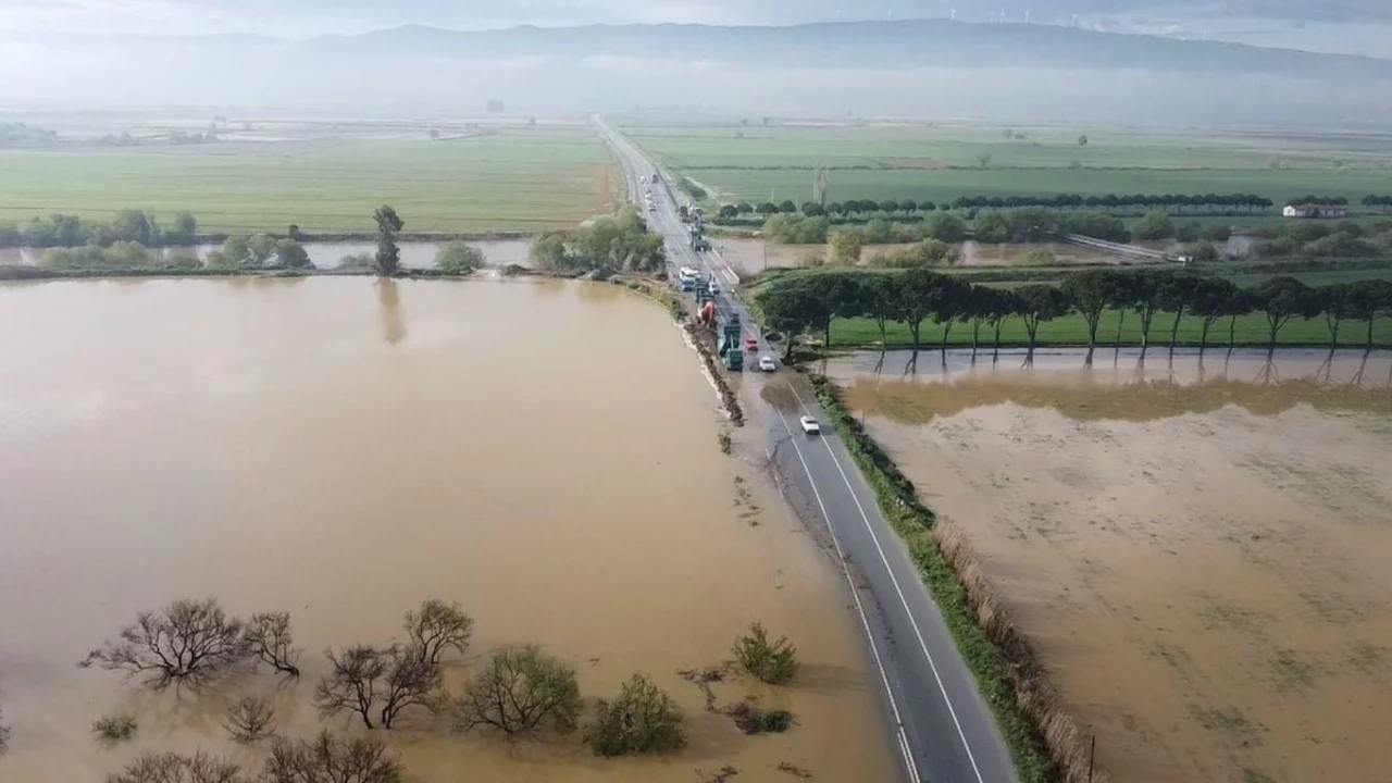 Aydın'da B&uuml;y&uuml;k Menderes Nehri taştı: Tarım arazileri su altında kaldı