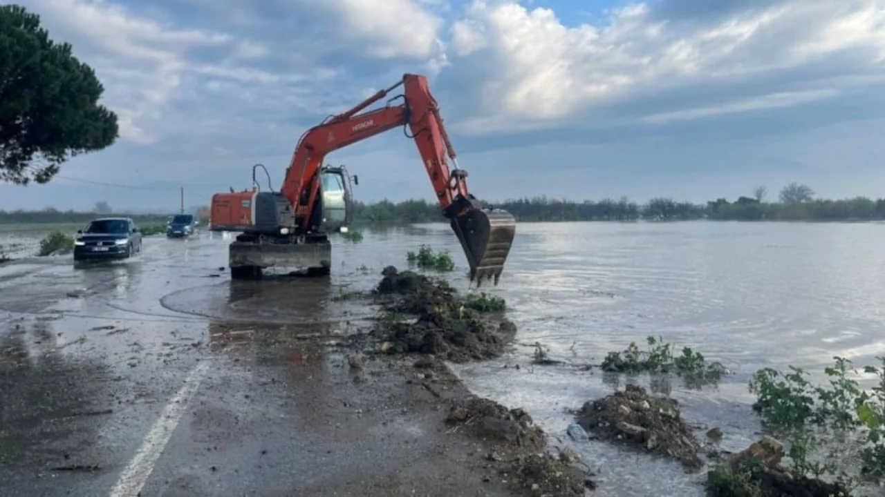 Menderes Nehri taştı, İncirliova-Ko&ccedil;arlı yolu su altında kaldı