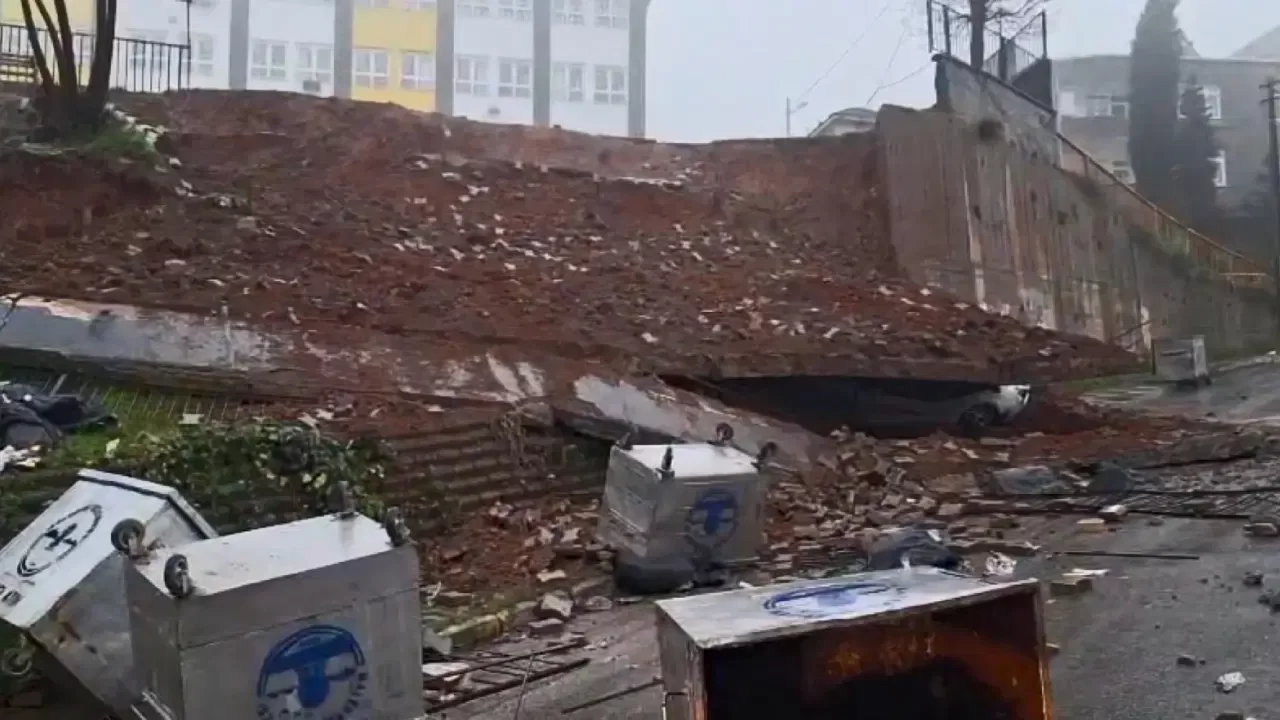 İstanbul'da ortaokulun istinat duvarı &ccedil;&ouml;kt&uuml;!