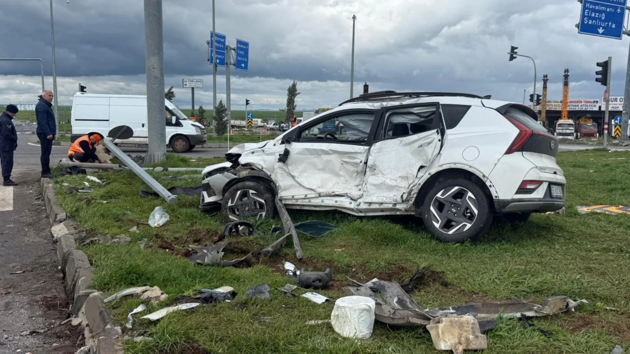 Okul servisi kaza yaptı: 13'&uuml; &ouml;ğrenci 15 yaralı