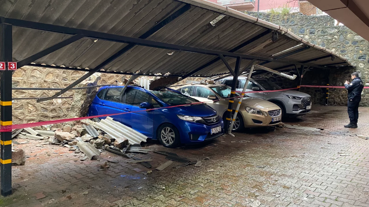 Bursa'da korkutan &ccedil;&ouml;k&uuml;ş: Otoparktaki ara&ccedil;lar ezildi!