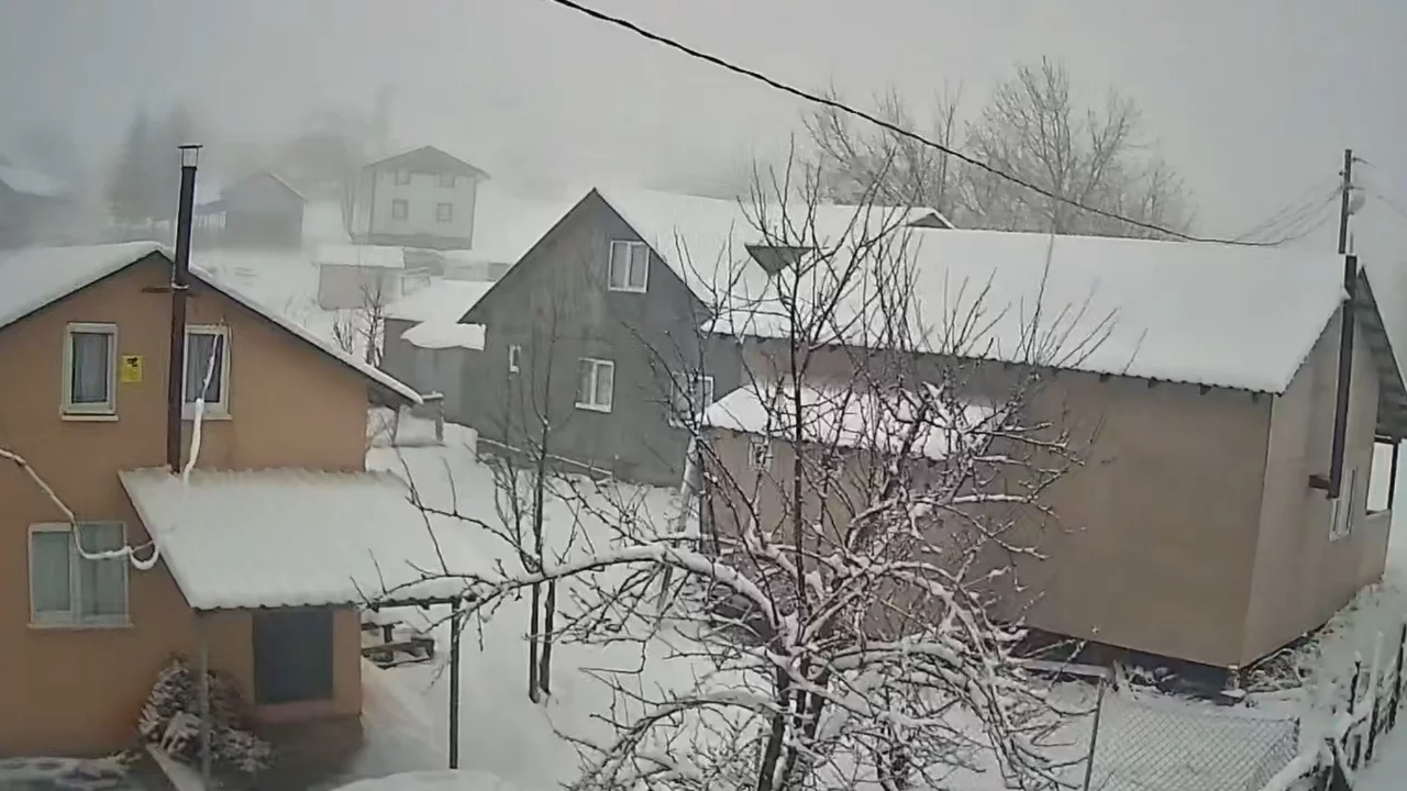 Sakarya'nın y&uuml;ksek kesimleri beyaz &ouml;rt&uuml;yle kaplandı