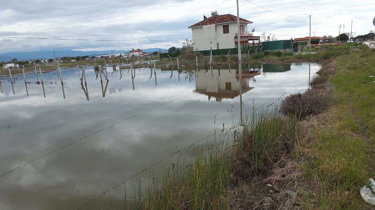 Balıkesir'de yazlıklar su i&ccedil;inde kaldı
