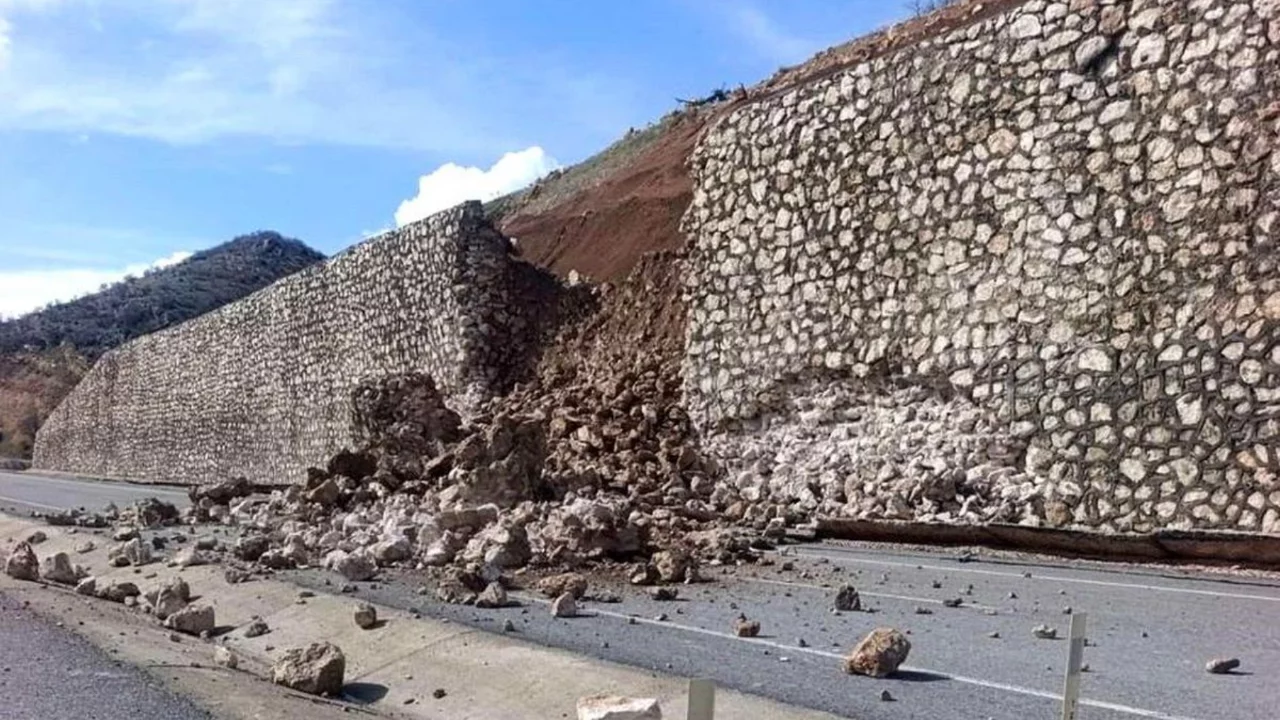 Yağışlara dayanamayan istinat duvarı yıkıldı