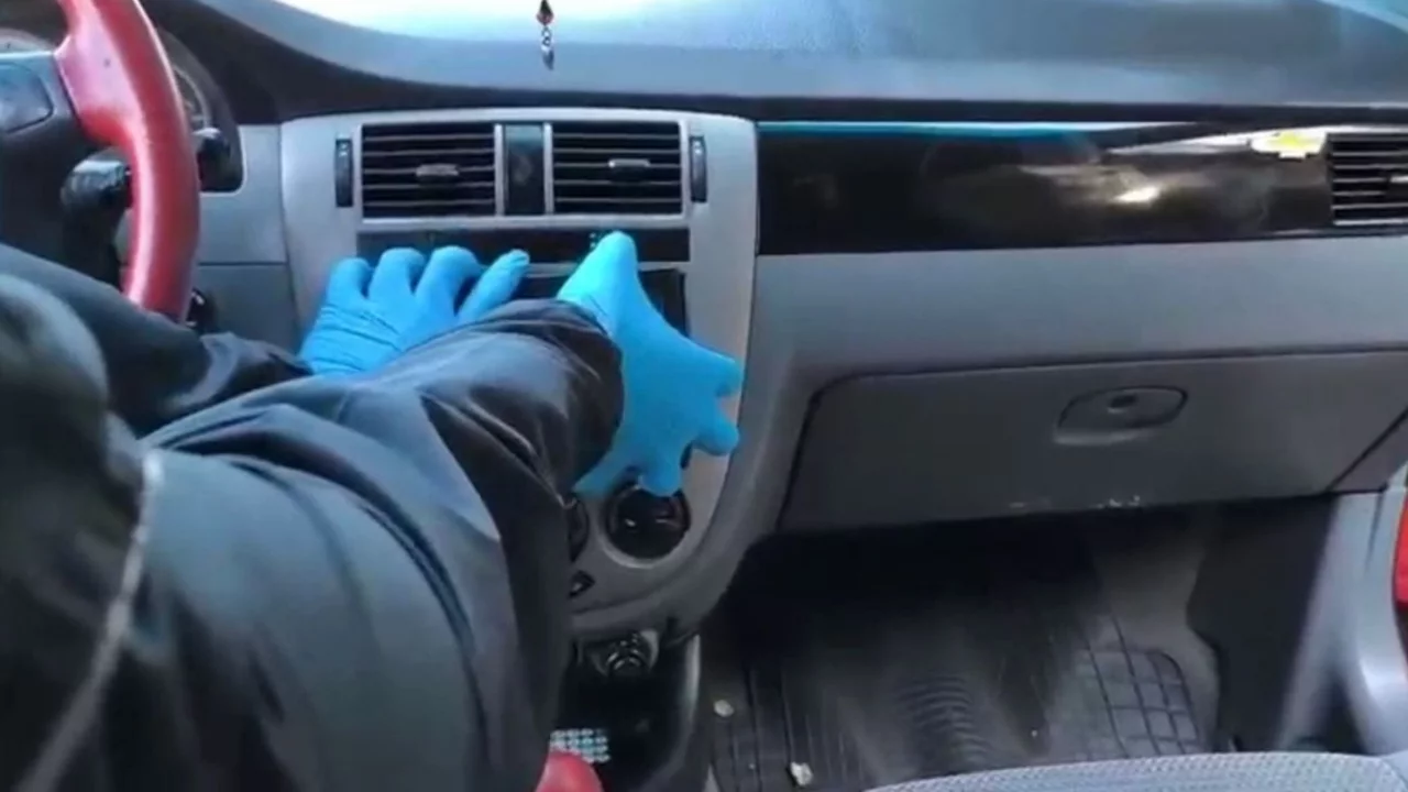 Uyuşturucuyu teybin arka b&ouml;l&uuml;m&uuml;ne gizlemişler; 3 g&ouml;zaltı