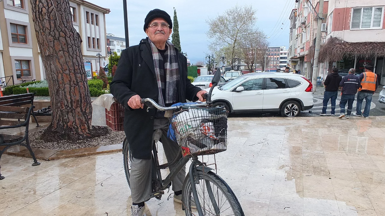 55 yıldır her yere bisikletle gidiyor