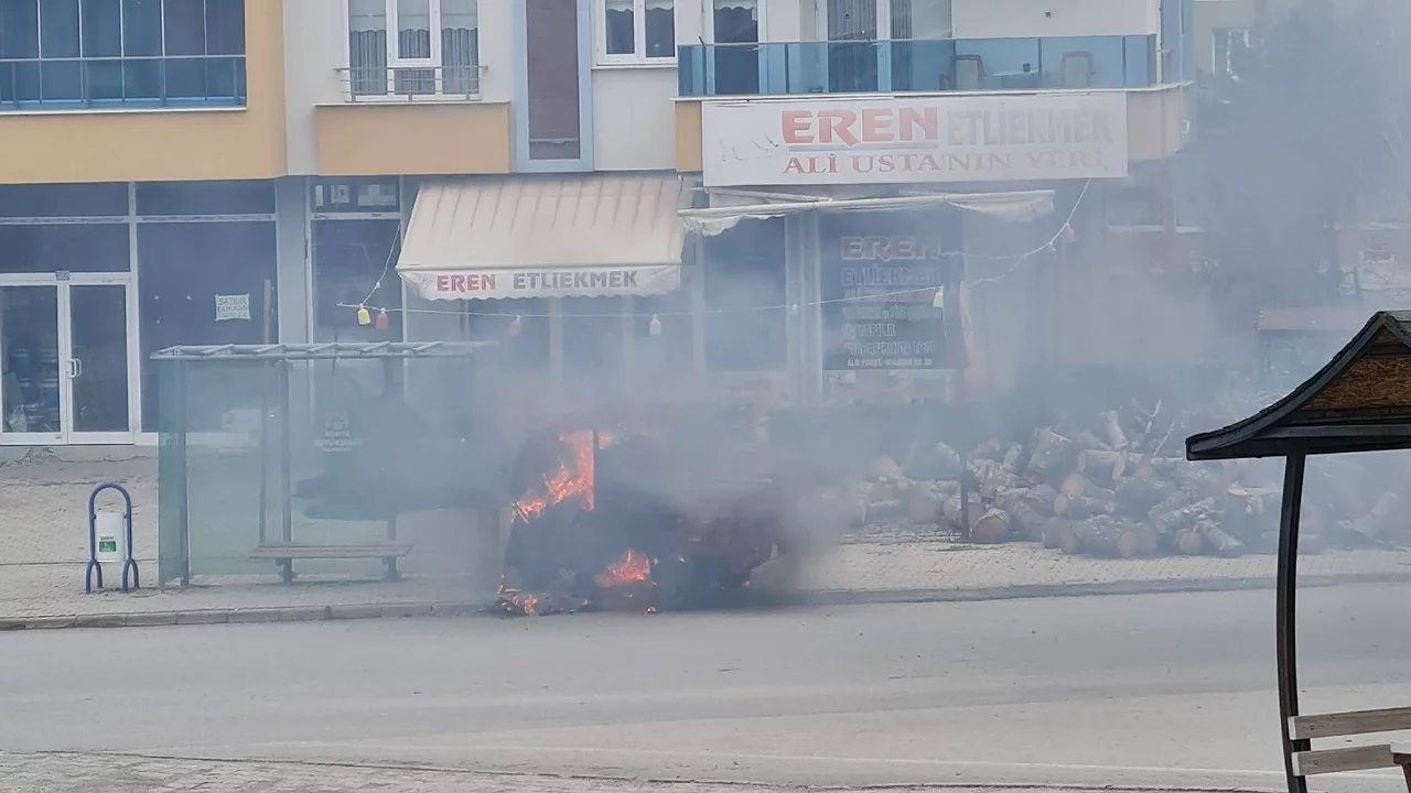 &Uuml;&ccedil; tekerlekli motosiklet alev alev yandı