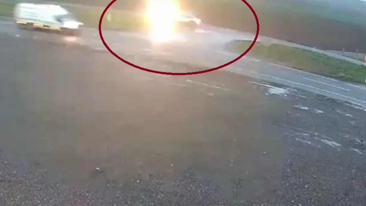 Otomobil ile hafif ticari aracın &ccedil;arpıştığı kazada 4 yaralı