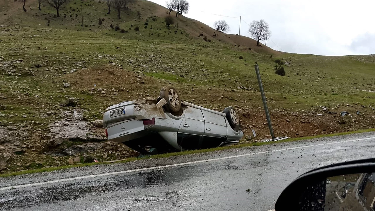 S&uuml;r&uuml;c&uuml;s&uuml;n&uuml;n kontrol&uuml;nden &ccedil;ıkan otomobil takla attı