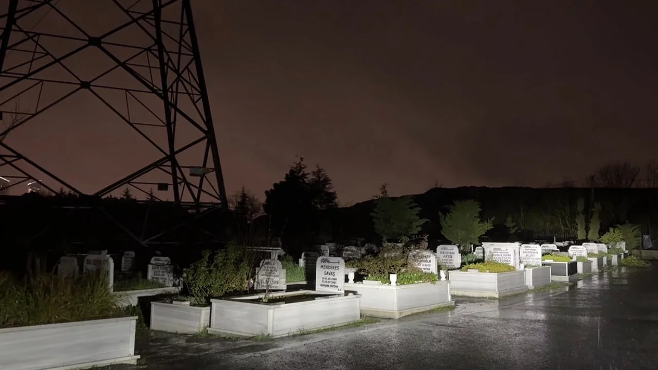 Mezarlık ziyaretinde silahlı &ccedil;atışma