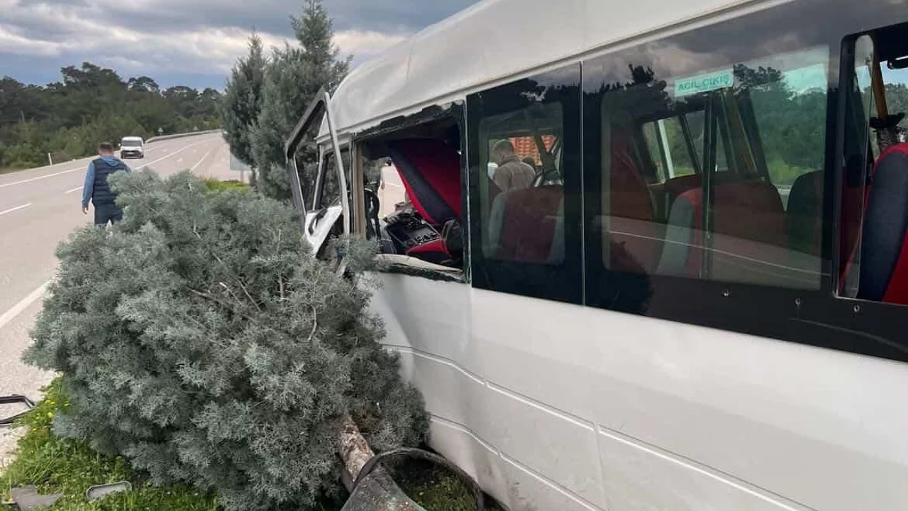 Yoldan &ccedil;ıkan minib&uuml;s ref&uuml;je &ccedil;ıktı; 2 kişi yaralandı