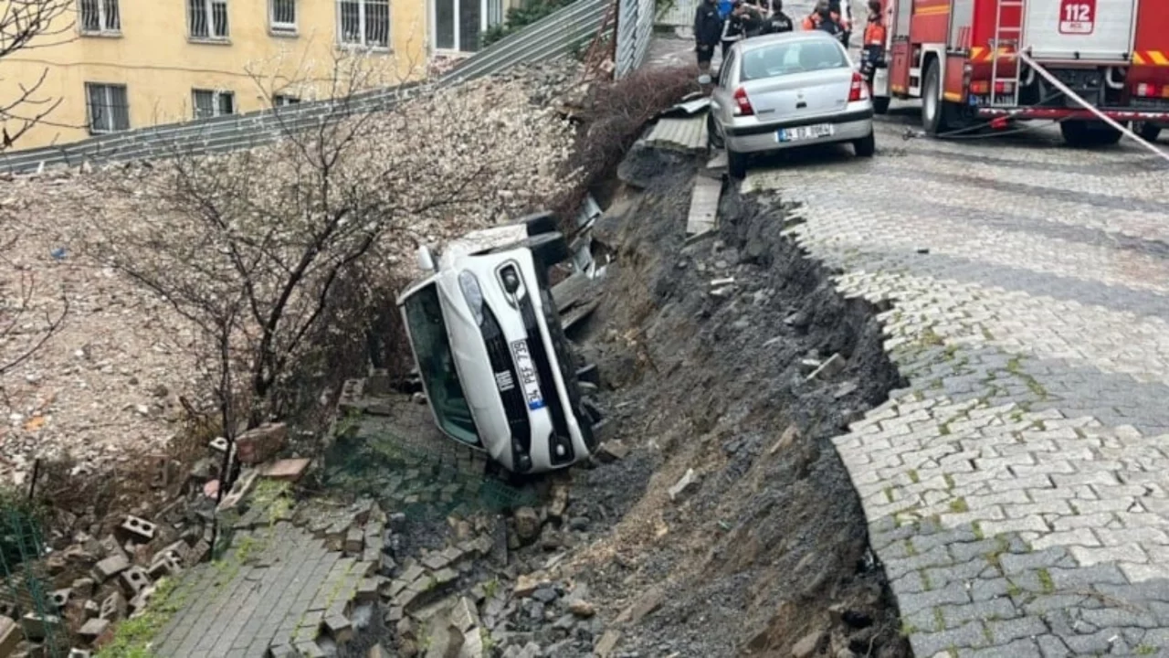 &Uuml;sk&uuml;dar'da yol &ccedil;&ouml;kt&uuml;: Otomobil &ccedil;ukura devrildi