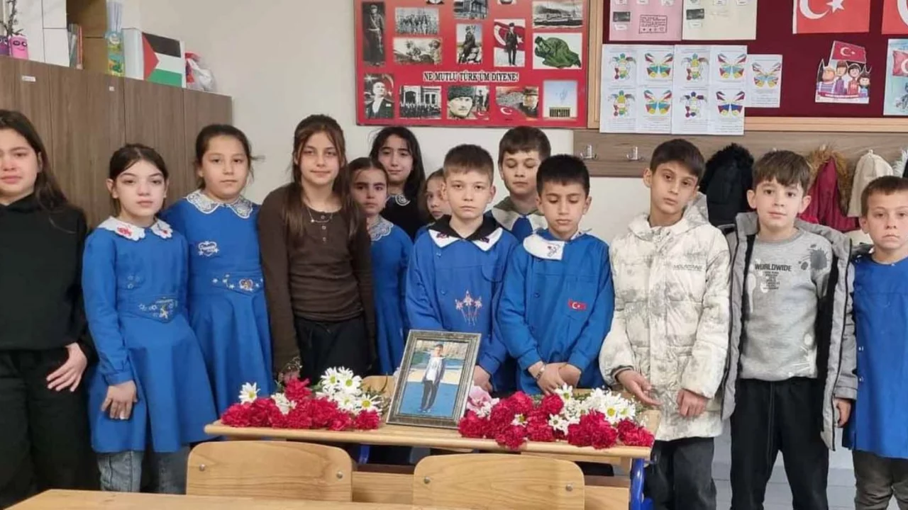 Kazada &ouml;len B&uuml;lent Umut'u arkadaşları, sırasına &ccedil;i&ccedil;ek bırakıp andı