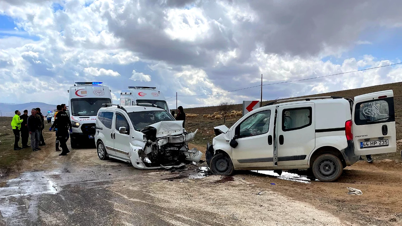 İki ara&ccedil; kafa kafaya &ccedil;arpıştı: 4 yaralı