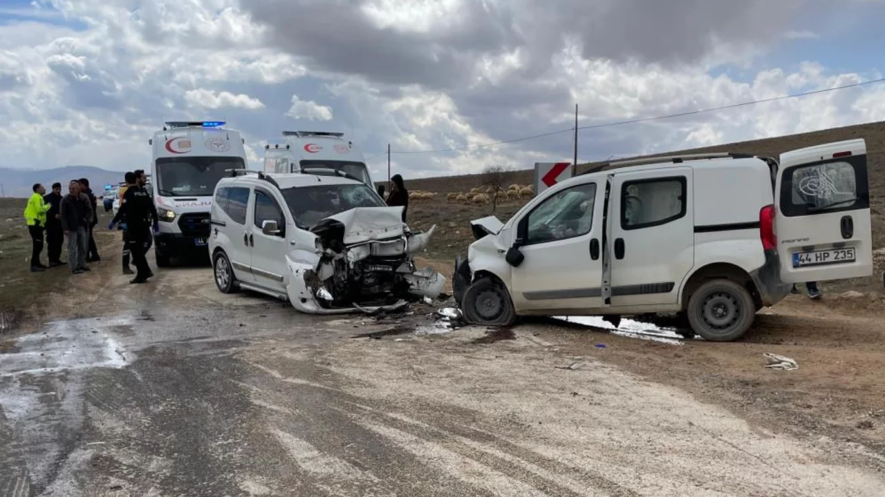 Malatya'da iki ara&ccedil; kafa kafaya &ccedil;arpıştı: 4 yaralı