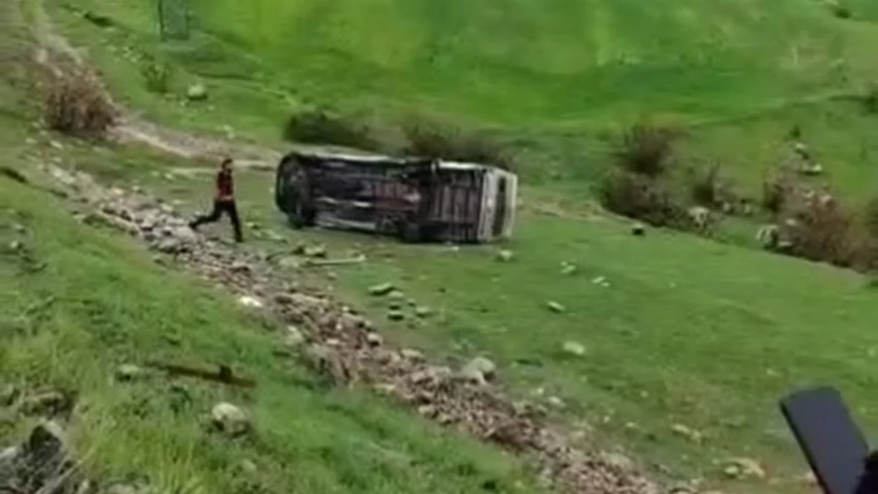 Şırnak'ta &ouml;ğrenci servisi şarampole devrildi: 5 yaralı