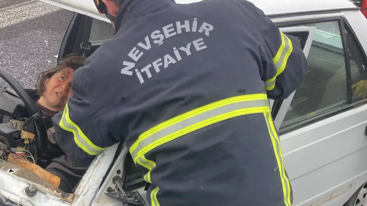 Nevşehir'de iki otomobil &ccedil;arpıştı: 1 &ouml;l&uuml;, 2 yaralı