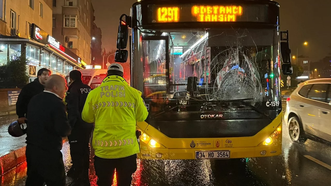 &Uuml;sk&uuml;dar'da kırmızı ışıkta ge&ccedil;en yayaya İETT otob&uuml;s&uuml; &ccedil;arptı