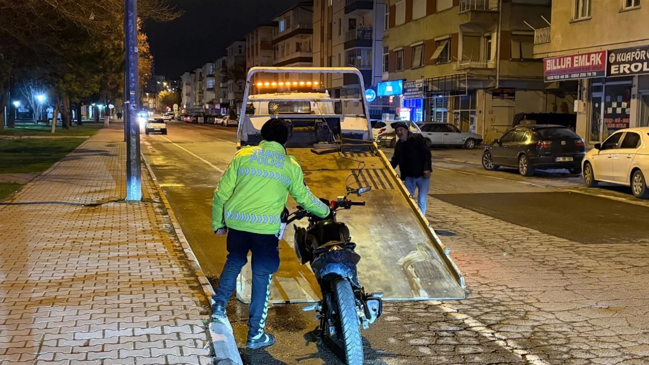 Polisten ka&ccedil;an ehliyetsiz motosikletliye 336 bin TL ceza