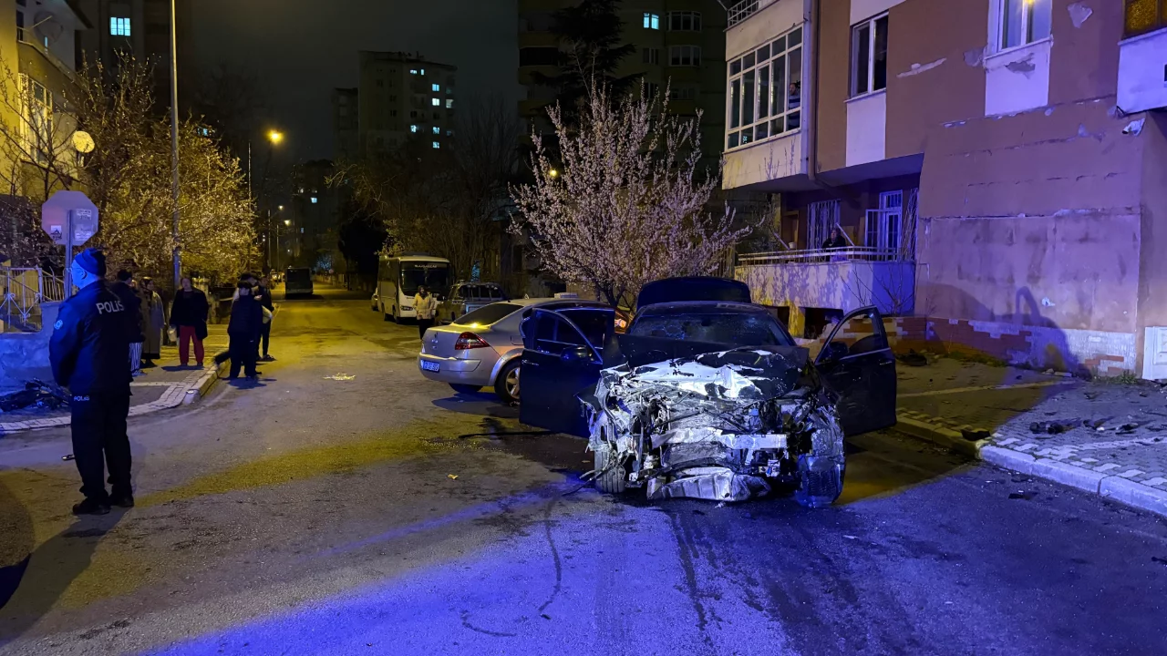 Kazada savrulan otomobil duvarı yıktı: 1'i ağır 5 yaralı
